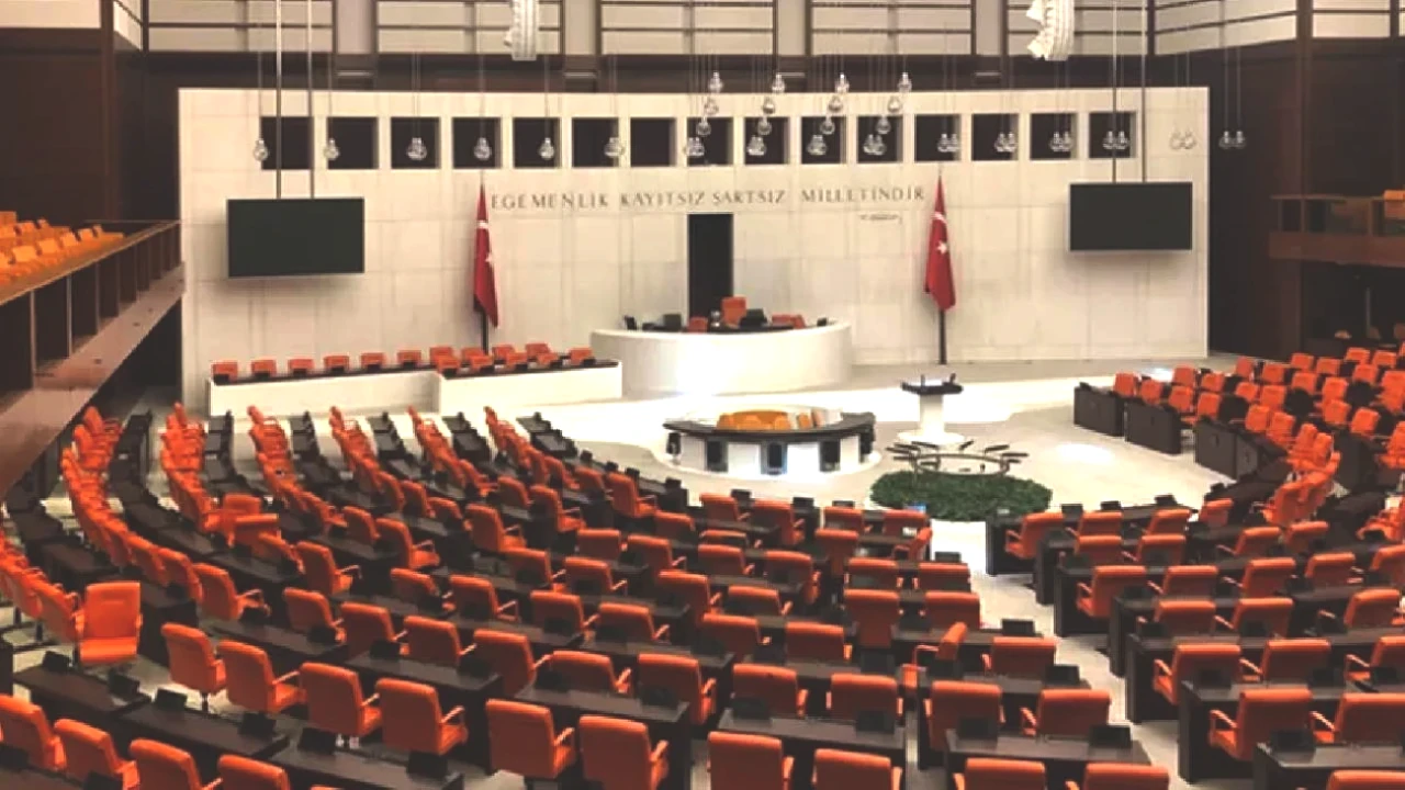 Meclis'ten Önemli Değişiklik: Haftalık Çalışma ve İzin Kuralları Revize Edildi!