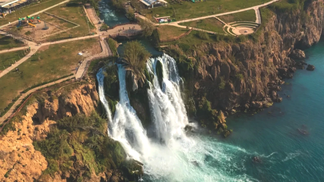 Türkiye'den Dijital Turizm Hamlesi: Meryem Uzerli ve Kaan Urgancıoğlu ile 'Antalya Gambit' Dünya Çapında!
